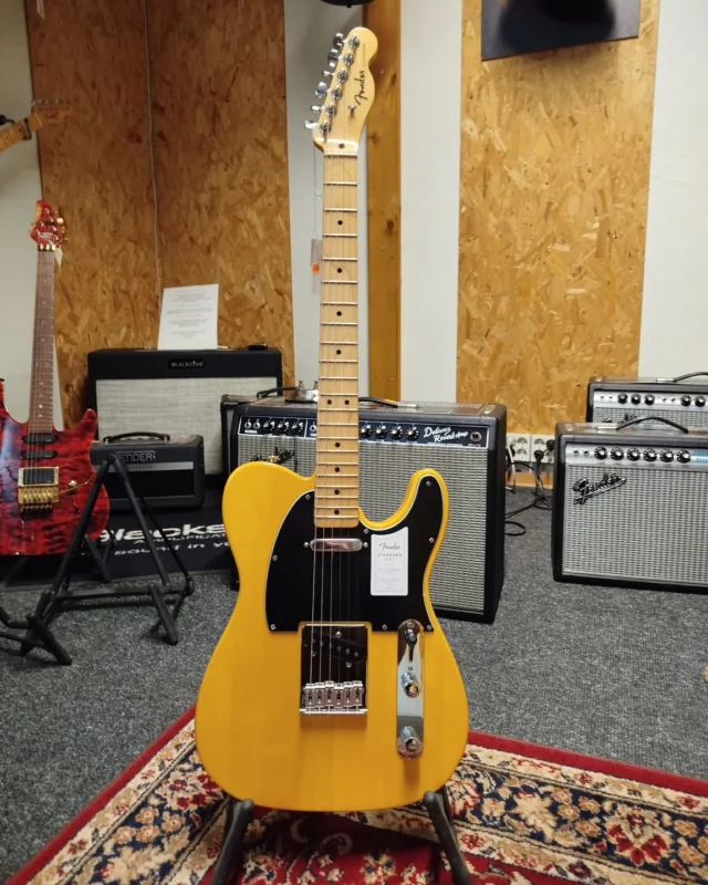 Uued, 2025 aasta NAMMil tutvustatud Fender Standard seeria elektrikitarrid on jõudnud meie kauplusesse!

Fender Standard seeria sulgeb hinnavahemiku Squier Classic Vibe ja Fender Player II seeriate vahel, pakkudes modernset C-tüüpi kaela, mis sobib igale käele ja muusikastiilile, 6-sadulaga sild tagab korrektsema intonatsiooni ja keraamilise magnetiga helipead tagavad jõulise helipildi. Pildil nähtav klassikalise Butterscotch Blonde viimistlusega Telecaster on meie valikus esimene ning peatselt on oodata ka lisa!