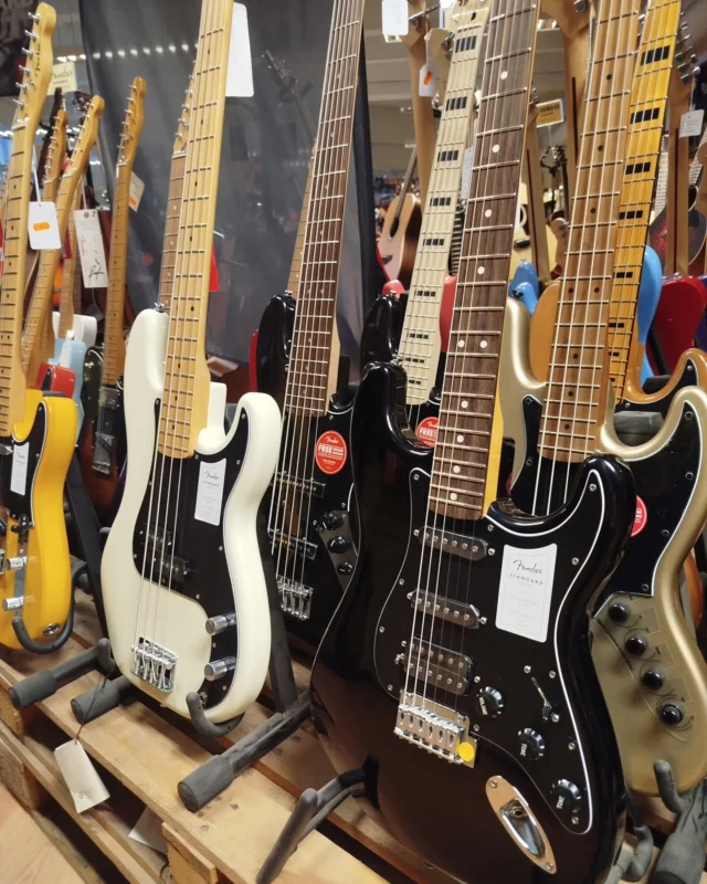 Eelmises postituses lubatud lisa on jõudnud kohale! Fender standard seeria Precision bass ja HSS Stratocaster!! Tule poodi testima, kui soovid hea hinnaga Fenderi instrumenti!!